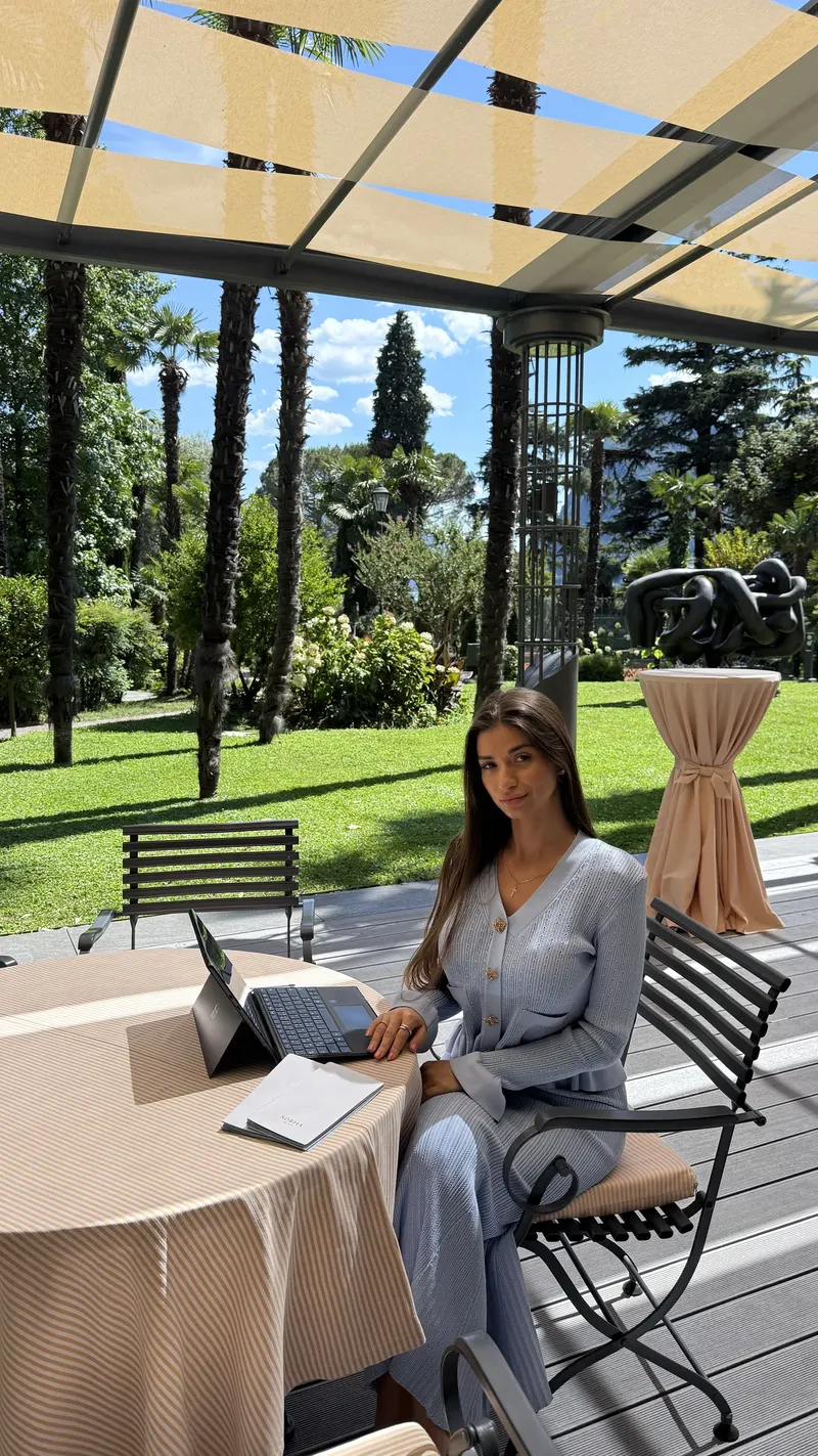 Angelica arbeitet im Freien am Laptop